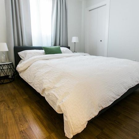 Cozy 2-Bedroom Condo Near Downtown, With Laundry, Parking, Balcony คาลการี ภายนอก รูปภาพ
