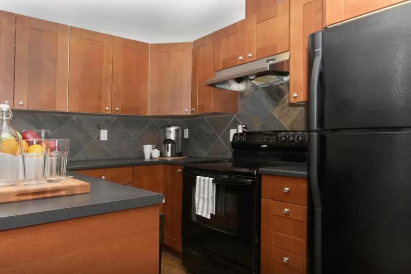 Cozy 2-Bedroom Condo Near Downtown, With Laundry, Parking, Balcony คาลการี ภายนอก รูปภาพ